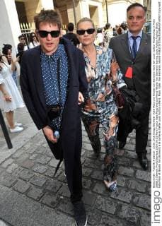 Kate Moss und Nikolai von Bismarck nach der Louis Vuitton Modenschau in Paris 208923 Clément Prioli Starface 2016-06-23 Paris France Kate Moss and boyfriend Nikolai Von Bismarck leaving Louis Vuitton Fashion Show. Kate Moss et Nikolai Von Bismarck a la sortie du Defile Louis Vuitton a Paris. Moss, Kate; Von Bismarck, Nikolaï  Copyright: xClémentxPriolix STAR_208923_005