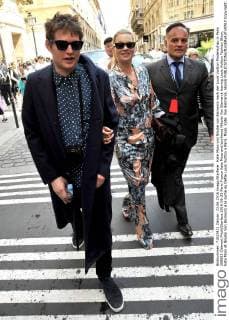 Kate Moss und Nikolai von Bismarck nach der Louis Vuitton Modenschau in Paris 208923 Clément Prioli Starface 2016-06-23 Paris France Kate Moss and boyfriend Nikolai Von Bismarck leaving Louis Vuitton Fashion Show. Kate Moss et Nikolai Von Bismarck a la sortie du Defile Louis Vuitton a Paris. Moss, Kate; Von Bismarck, Nikolaï  Copyright: xClémentxPriolix STAR_208923_007