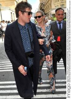 Kate Moss und Nikolai von Bismarck nach der Louis Vuitton Modenschau in Paris 208923 Clément Prioli Starface 2016-06-23 Paris France Kate Moss and boyfriend Nikolai Von Bismarck leaving Louis Vuitton Fashion Show. Kate Moss et Nikolai Von Bismarck a la sortie du Defile Louis Vuitton a Paris. Moss, Kate; Von Bismarck, Nikolaï  Copyright: xClémentxPriolix STAR_208923_008
