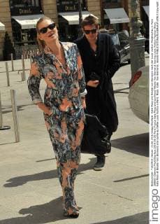 Kate Moss und Nikolai von Bismarck nach der Louis Vuitton Modenschau in Paris 208923 Clément Prioli Starface 2016-06-23 Paris France Kate Moss and boyfriend Nikolai Von Bismarck leaving Louis Vuitton Fashion Show. Kate Moss et Nikolai Von Bismarck a la sortie du Defile Louis Vuitton a Paris. Moss, Kate; Von Bismarck, Nikolaï  Copyright: xClémentxPriolix STAR_208923_010