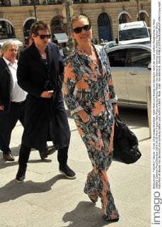 Kate Moss und Nikolai von Bismarck nach der Louis Vuitton Modenschau in Paris 208923 Clément Prioli Starface 2016-06-23 Paris France Kate Moss and boyfriend Nikolai Von Bismarck leaving Louis Vuitton Fashion Show. Kate Moss et Nikolai Von Bismarck a la sortie du Defile Louis Vuitton a Paris. Moss, Kate; Von Bismarck, Nikolaï  Copyright: xClémentxPriolix STAR_208923_013