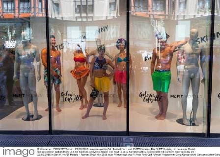 Isabell Horn und McFIT Models - Die McFIT Models, ihr neuestes Model Schauspielerin Isabell Horn und die Galeries Lafayette zeigen viel Haut in sexy Sommeroutfits, kombiniert mit buntem Bodypainting am 23.06.2016 in Berlin. McFIT Models - Fashon Show