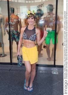 Isabell Horn und McFIT Models - Die McFIT Models, ihr neuestes Model Schauspielerin Isabell Horn und die Galeries Lafayette zeigen viel Haut in sexy Sommeroutfits, kombiniert mit buntem Bodypainting am 23.06.2016 in Berlin. McFIT Models - Fashon Show