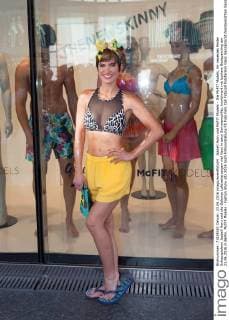 Isabell Horn und McFIT Models - Die McFIT Models, ihr neuestes Model Schauspielerin Isabell Horn und die Galeries Lafayette zeigen viel Haut in sexy Sommeroutfits, kombiniert mit buntem Bodypainting am 23.06.2016 in Berlin. McFIT Models - Fashon Show