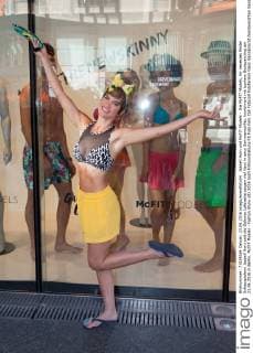 Isabell Horn und McFIT Models - Die McFIT Models, ihr neuestes Model Schauspielerin Isabell Horn und die Galeries Lafayette zeigen viel Haut in sexy Sommeroutfits, kombiniert mit buntem Bodypainting am 23.06.2016 in Berlin. McFIT Models - Fashon Show