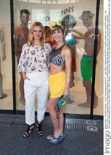 Anja Tillack (Agenturchefin McFIT Models), Isabell Horn und McFIT Models - Die McFIT Models, ihr neuestes Model Schauspielerin Isabell Horn und die Galeries Lafayette zeigen viel Haut in sexy Sommeroutfits, kombiniert mit buntem Bodypainting am 23.06.2016 in Berlin. McFIT Models - Fashon Show