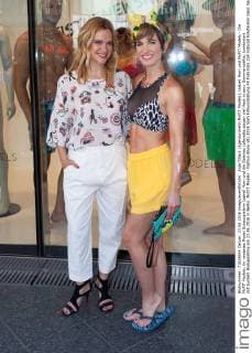 Anja Tillack (Agenturchefin McFIT Models), Isabell Horn und McFIT Models - Die McFIT Models, ihr neuestes Model Schauspielerin Isabell Horn und die Galeries Lafayette zeigen viel Haut in sexy Sommeroutfits, kombiniert mit buntem Bodypainting am 23.06.2016 in Berlin. McFIT Models - Fashon Show