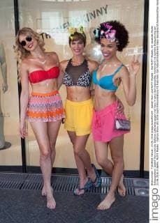 Isabell Horn und McFIT Models - Die McFIT Models, ihr neuestes Model Schauspielerin Isabell Horn und die Galeries Lafayette zeigen viel Haut in sexy Sommeroutfits, kombiniert mit buntem Bodypainting am 23.06.2016 in Berlin. McFIT Models - Fashon Show