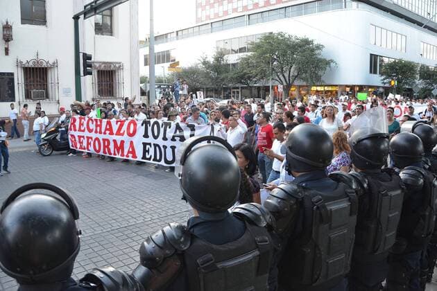 Mexiko: Proteste gegen geplante Reform der Bildungspolitik June 23, 2016 - Mexico - EUM20160623ACT05.JPG.MONTERREY, NL. ProtestManifestacion-NL.- Docentes marchan contra la reforma educativa y los hechos violentos de Oaxaca de fechas recientes, el jueves 23 de junio de 2016, en estas capital.  - ZUMAu78_