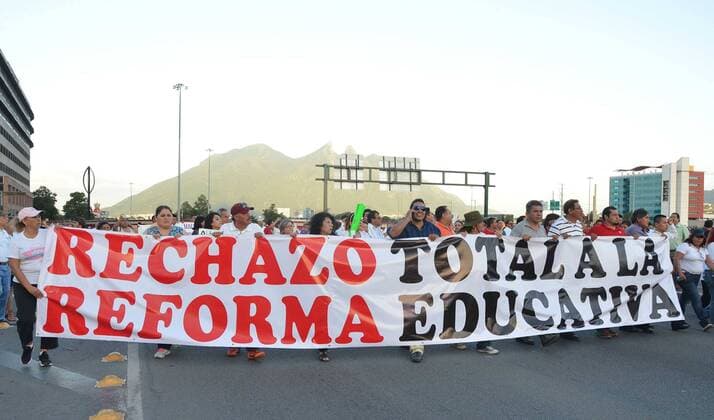 Bilder des Tages Mexiko: Proteste gegen geplante Reform der Bildungspolitik June 23, 2016 - Mexico - EUM20160623ACT06.JPG.MONTERREY, NL. ProtestManifestacion-NL.- Docentes marchan contra la reforma educativa y los hechos violentos de Oaxaca de fechas recientes, el jueves 23 de junio de 2016, en estas capital.  - ZUMAu78_