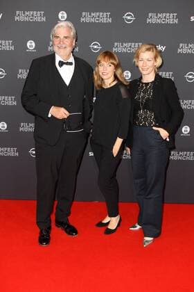 Peter Simonischek, Regisseurin Maren Ade und Sandra Hüller bei der Eröffnung vom Filmfest München mit der Kino Premiere von Toni Erdmann am 23.06.2016 in München Eroeffnung Opening Filmfest Muenchen 2016 