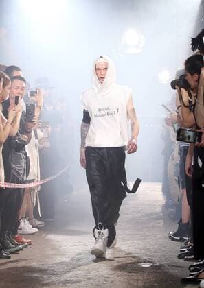 A model takes to the catwalk during the presentation of Julius show as part of the Spring-Summer 2017 Fashion Week in Paris on June 22, 2016.  PAR20160623103 MAYAxVIDON-WHITE