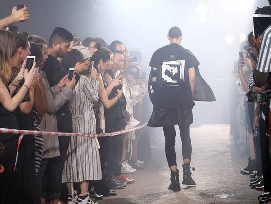 A model takes to the catwalk during the presentation of Julius show as part of the Spring-Summer 2017 Fashion Week in Paris on June 22, 2016.  PAR20160623102 MAYAxVIDON-WHITE