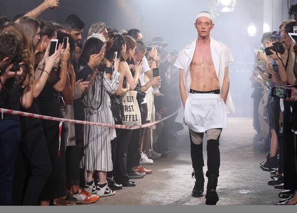A model takes to the catwalk during the presentation of Julius show as part of the Spring-Summer 2017 Fashion Week in Paris on June 22, 2016.  PAR20160623106 MAYAxVIDON-WHITE