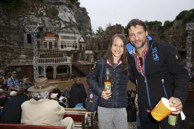 Patrick Bach mit Tochter Sienna bei der Premiere von Der Schatz im Silbersee bei den Karl-May-Spielen Bad Segeberg im Freilichttheater am Kalkberg. Bad Segeberg, 25.06.2016 Foto:xS.xGabschx xFuturexImage