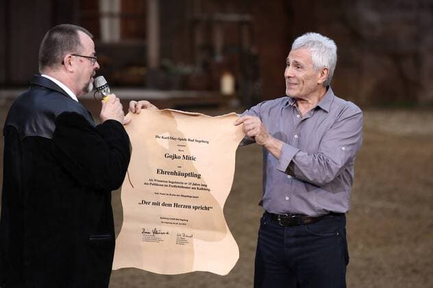Dieter Schönfeld und Gojko Mitic bei der Premiere von Der Schatz im Silbersee bei den Karl-May-Spielen Bad Segeberg im Freilichttheater am Kalkberg. Bad Segeberg, 25.06.2016 Foto:xS.xGabschx xFuturexImage