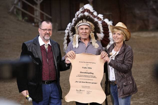 Dieter Schönfeld, Gojko Mitic und Ute Thienel bei der Premiere von Der Schatz im Silbersee bei den Karl-May-Spielen Bad Segeberg im Freilichttheater am Kalkberg. Bad Segeberg, 25.06.2016 Foto:xS.xGabschx xFuturexImage
