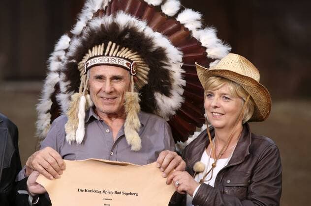Gojko Mitic und Ute Thienel bei der Premiere von Der Schatz im Silbersee bei den Karl-May-Spielen Bad Segeberg im Freilichttheater am Kalkberg. Bad Segeberg, 25.06.2016 Foto:xS.xGabschx xFuturexImage