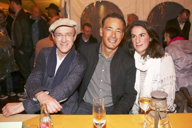 Peter Nottmeier und Jan Sosniok mit Ehefrau Nadine bei der Premiere von Der Schatz im Silbersee bei den Karl-May-Spielen Bad Segeberg im Freilichttheater am Kalkberg. Bad Segeberg, 25.06.2016 Foto:xS.xGabschx xFuturexImage