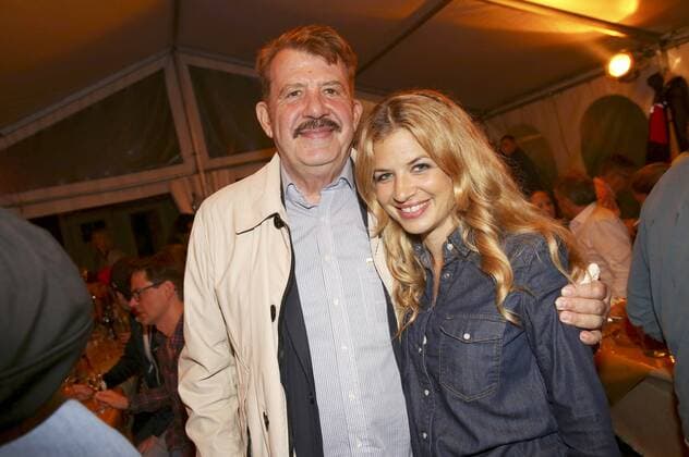 Susan Sideropoulos mit Vater Pierro Sideropoulos bei der Premiere von Der Schatz im Silbersee bei den Karl-May-Spielen Bad Segeberg im Freilichttheater am Kalkberg. Bad Segeberg, 25.06.2016 Foto:xS.xGabschx xFuturexImage