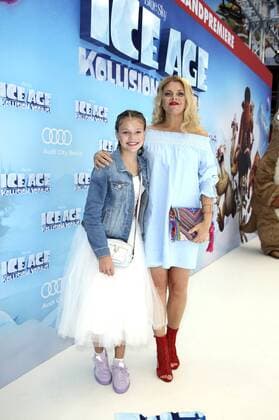 Faye Montana mit Mutter Anne-Sophie Briest bei der Premiere des Kinofilms Ice Age - Kollision voraus! Ice Age: Collision Course im Cinestar Sony Center. Berlin, 26.06.2016 Foto:xS.xGabschx xFuturexImage
