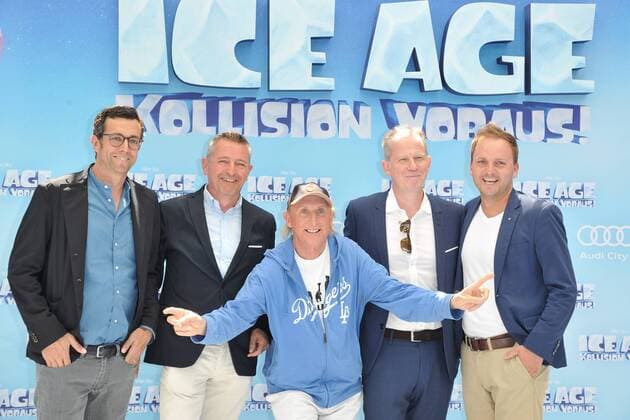 Deutschlandpremiere ICE AGE Kollision Voraus Otto und das Produzententeam Ankunft zur Deutschlandpremiere ICE AGE Kollision Voraus im Cine Star SonyCenter in Berlin 26.06.2016