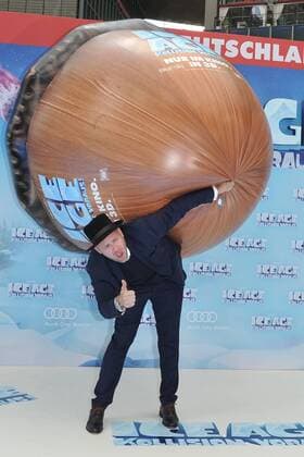 Deutschlandpremiere ICE AGE Kollision Voraus BEN, buergerlich, Bernhard Albrecht Matthias Lasse Bluemel Ankunft zur Deutschlandpremiere ICE AGE Kollision Voraus im Cine Star SonyCenter in Berlin 26.06.2016