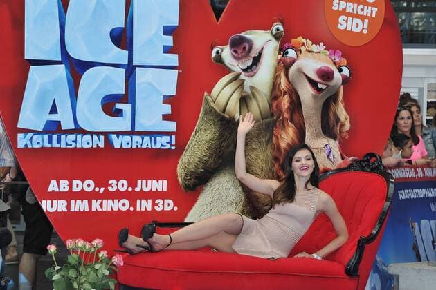 Deutschlandpremiere ICE AGE Kollision Voraus Hana Nitsche, GNTM Ankunft zur Deutschlandpremiere ICE AGE Kollision Voraus im Cine Star SonyCenter in Berlin 26.06.2016