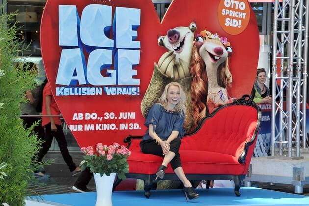 Deutschlandpremiere ICE AGE Kollision Voraus Nova Meierhenrich Ankunft zur Deutschlandpremiere ICE AGE Kollision Voraus im Cine Star SonyCenter in Berlin 26.06.2016