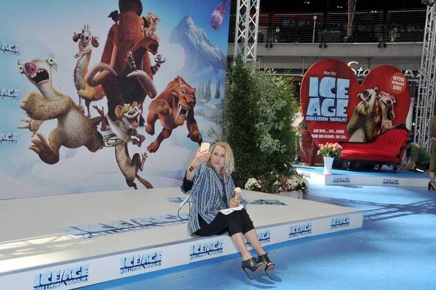 Deutschlandpremiere ICE AGE Kollision Voraus Nova Meierhenrich Ankunft zur Deutschlandpremiere ICE AGE Kollision Voraus im Cine Star SonyCenter in Berlin 26.06.2016