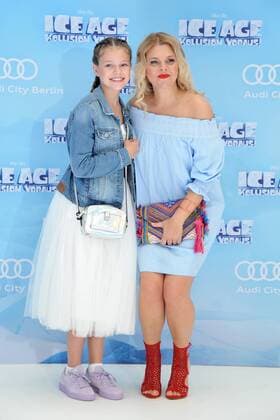 Deutschlandpremiere ICE AGE Kollision Voraus Anne-Sophie Briest mit Tochter Faye Montana Ankunft zur Deutschlandpremiere ICE AGE Kollision Voraus im Cine Star SonyCenter in Berlin 26.06.2016