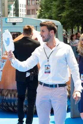 Leonard Freier mit einem Twitterspiegel - Deutschlandpremiere ICA AGE - KOLLISION VORAUS im CINESTAR SONY CENTER in Berlin am 26.06.2016. Deutschlandpremiere ICE AGE - KOLLISION VORAUS