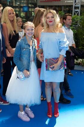 Anne-Sophie Briest mit Tochter Faye Montana - Deutschlandpremiere ICA AGE - KOLLISION VORAUS im CINESTAR SONY CENTER in Berlin am 26.06.2016. Deutschlandpremiere ICE AGE - KOLLISION VORAUS