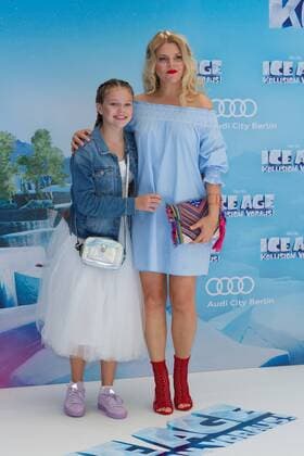 Anne-Sophie Briest mit Tochter Faye Montana - Deutschlandpremiere ICA AGE - KOLLISION VORAUS im CINESTAR SONY CENTER in Berlin am 26.06.2016. Deutschlandpremiere ICE AGE - KOLLISION VORAUS