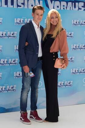 Jenny Elvers mit Sohn Paul Jolig - Deutschlandpremiere ICA AGE - KOLLISION VORAUS im CINESTAR SONY CENTER in Berlin am 26.06.2016. Deutschlandpremiere ICE AGE - KOLLISION VORAUS