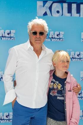 Henry Huebchen mit Enkel Lenn - Deutschlandpremiere ICA AGE - KOLLISION VORAUS im CINESTAR SONY CENTER in Berlin am 26.06.2016. Deutschlandpremiere ICE AGE - KOLLISION VORAUS