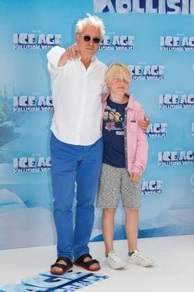 Henry Huebchen mit Enkel Lenn - Deutschlandpremiere ICA AGE - KOLLISION VORAUS im CINESTAR SONY CENTER in Berlin am 26.06.2016. Deutschlandpremiere ICE AGE - KOLLISION VORAUS