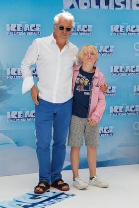 Henry Huebchen mit Enkel Lenn - Deutschlandpremiere ICA AGE - KOLLISION VORAUS im CINESTAR SONY CENTER in Berlin am 26.06.2016. Deutschlandpremiere ICE AGE - KOLLISION VORAUS