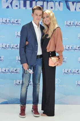 Deutschlandpremiere ICE AGE Kollision Voraus Jenny Elvers mit Sohn Paul Jolig Ankunft zur Deutschlandpremiere ICE AGE Kollision Voraus im Cine Star SonyCenter in Berlin 26.06.2016
