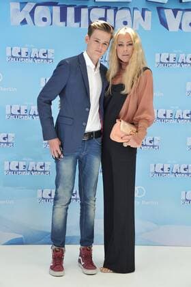Deutschlandpremiere ICE AGE Kollision Voraus Jenny Elvers mit Sohn Paul Jolig Ankunft zur Deutschlandpremiere ICE AGE Kollision Voraus im Cine Star SonyCenter in Berlin 26.06.2016