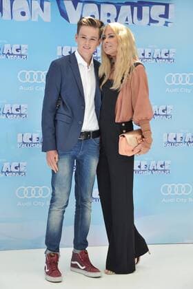 Deutschlandpremiere ICE AGE Kollision Voraus Jenny Elvers mit Sohn Paul Jolig Ankunft zur Deutschlandpremiere ICE AGE Kollision Voraus im Cine Star SonyCenter in Berlin 26.06.2016