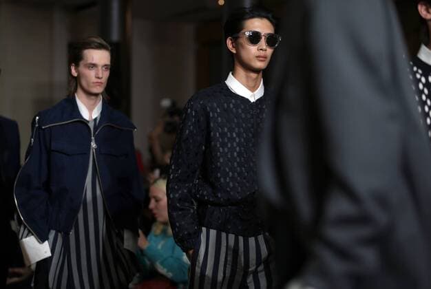 A model takes to the catwalk during the presentation of Sean Suen s show as part of the Spring-Summer 2017 Fashion Week in Paris on June 26, 2016.  PAR20160626102 MAYAxVIDON-WHITE