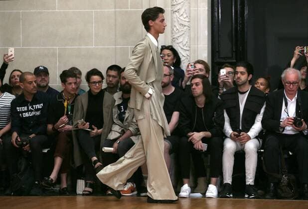 A model takes to the catwalk during the presentation of Sean Suen s show as part of the Spring-Summer 2017 Fashion Week in Paris on June 26, 2016.  PAR20160626112 MAYAxVIDON-WHITE