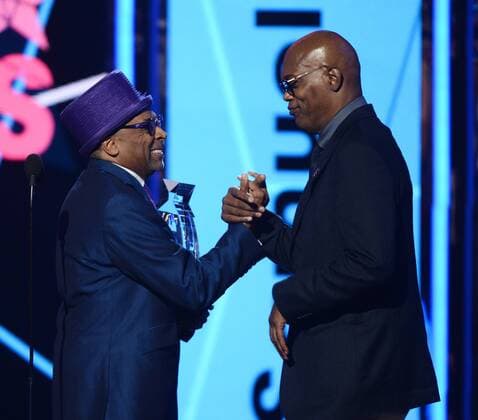Director producer Spike Lee (L) presents the Lifetime Achievement Award to honoree Samuel L. Jackson onstage during the 16th annual BET Awards at Microsoft Theater in Los Angeles on June 26, 2016.  LAP20160626816 JIMxRUYMEN