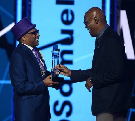 Director producer Spike Lee (L) presents the Lifetime Achievement Award to honoree Samuel L. Jackson onstage during the 16th annual BET Awards at Microsoft Theater in Los Angeles on June 26, 2016.  LAP20160626818 JIMxRUYMEN