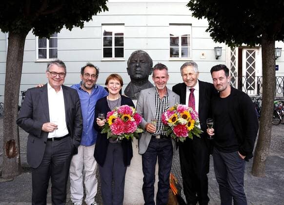 Intendant Ulrich Khoun, Laudator Barrie Kosky, Preisträgerin Dagmar Manzel, Preistraeger Ulrich Matthes, Otfried Laur, Regisseur Christian Schwochow Verleihung der Berliner Theaterclub- IFFLAND-Medaille an Ulrich Matthes und Dagmar Manzel im Rahmen der Vorführung Gift im Deutschen Theater Berlin.