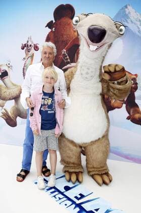 Henry Hübchen mit Enkel Luke bei der Premiere des Kinofilms Ice Age - Kollision voraus! Ice Age: Collision Course im Cinestar Sony Center. Berlin, 26.06.2016 Foto:xS.xGabschx xFuturexImage