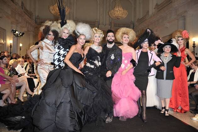 Harald Gloeoeckler Modenshow, die zertanzten Schuhe Harald Gloeoeckler inmitten und seiner VIP Models, Guilia Siegel, Barbara Claudia Engel, Kim Sanders, Dynelle Rhodes, Kristina Bach, Elna Magret Prinzessin zu Bentheim und Steinfurt, Cathy Lugner, Dagmar Frederic, Sarah Knappik Harald Gloeoeckler inziniert seine neuen Modenshow zur Fashion Week , die zertanzten Schuhe mit Promis im Hotel de Rome in Berlin 27.06.2016