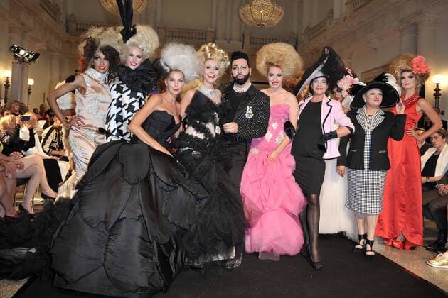Harald Gloeoeckler Modenshow, die zertanzten Schuhe Harald Gloeoeckler inmitten und seiner VIP Models, Guilia Siegel, Barbara Claudia Engel, Kim Sanders, Dynelle Rhodes, Kristina Bach, Elna Magret Prinzessin zu Bentheim und Steinfurt, Cathy Lugner, Dagmar Frederic, Sarah Knappik Harald Gloeoeckler inziniert seine neuen Modenshow zur Fashion Week , die zertanzten Schuhe mit Promis im Hotel de Rome in Berlin 27.06.2016