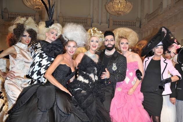 Harald Gloeoeckler Modenshow, die zertanzten Schuhe Harald Gloeoeckler inmitten und seiner VIP Models, Guilia Siegel, Barbara Claudia Engel, Kim Sanders, Dynelle Rhodes, Kristina Bach, Elna Magret Prinzessin zu Bentheim und Steinfurt, Cathy Lugner, Dagmar Frederic, Sarah Knappik Harald Gloeoeckler inziniert seine neuen Modenshow zur Fashion Week , die zertanzten Schuhe mit Promis im Hotel de Rome in Berlin 27.06.2016